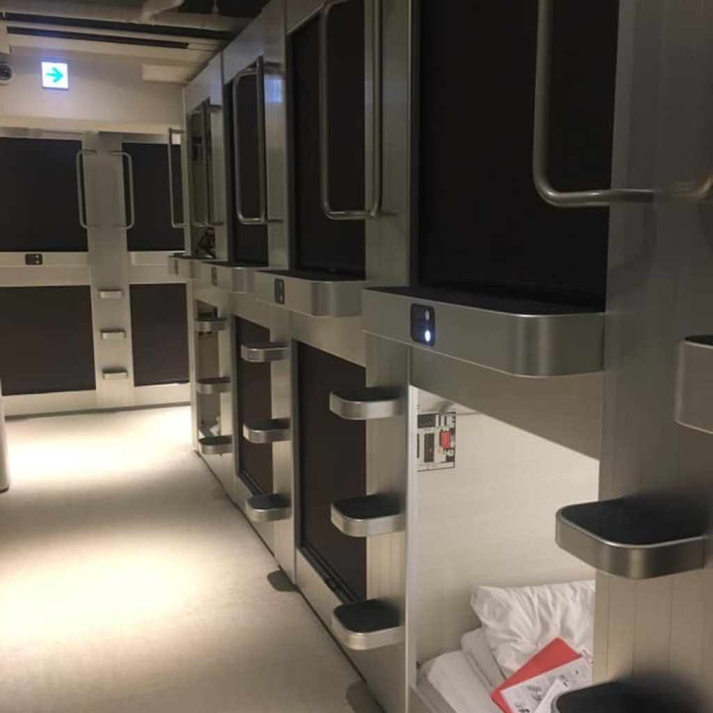 Capsule hotel 