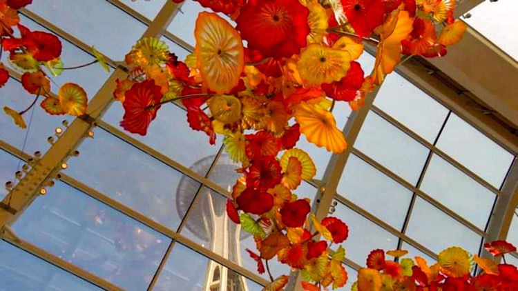 Space needle with viewpoint from glass museum