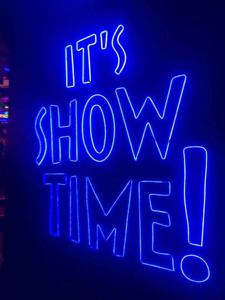 Show time sign in cancun